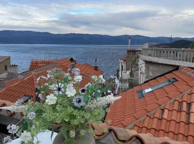 Complete House With Sea View In The Center On Island Krk 度假居 *